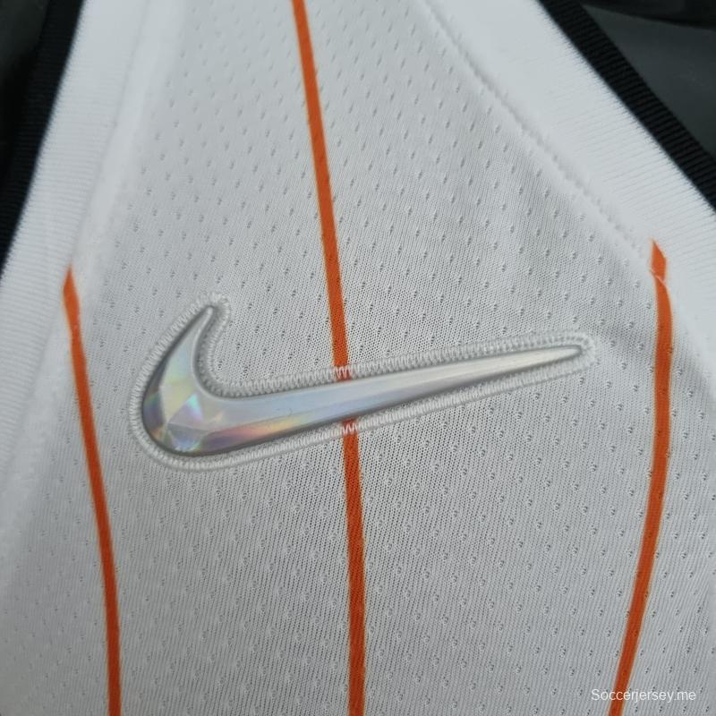 الذكرى 75 لقميص أورلاندو ماجيك أورلاندو ماغرادي ماجرادي رقم 1 باللونين الأبيض والبرتقالي في دوري كرة السلة الأمريكي للمحترفين
