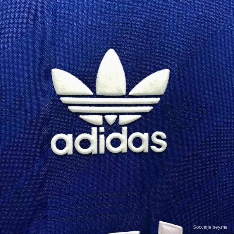 قميص فريق مانشستر يونايتد لكرة القدم الرجعية 86/88 خارج ملعبه
