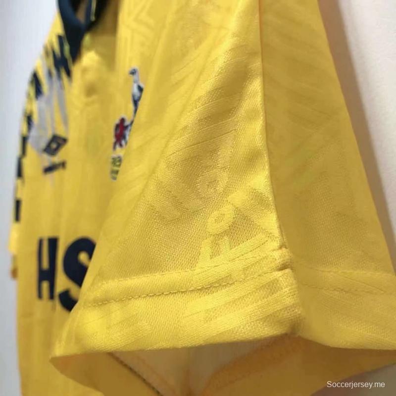 قميص فريق توتنهام هوتسبير لكرة القدم القديم 92/94 خارج ملعبه
