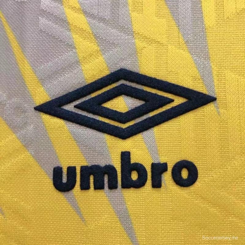 قميص فريق توتنهام هوتسبير لكرة القدم القديم 92/94 خارج ملعبه
