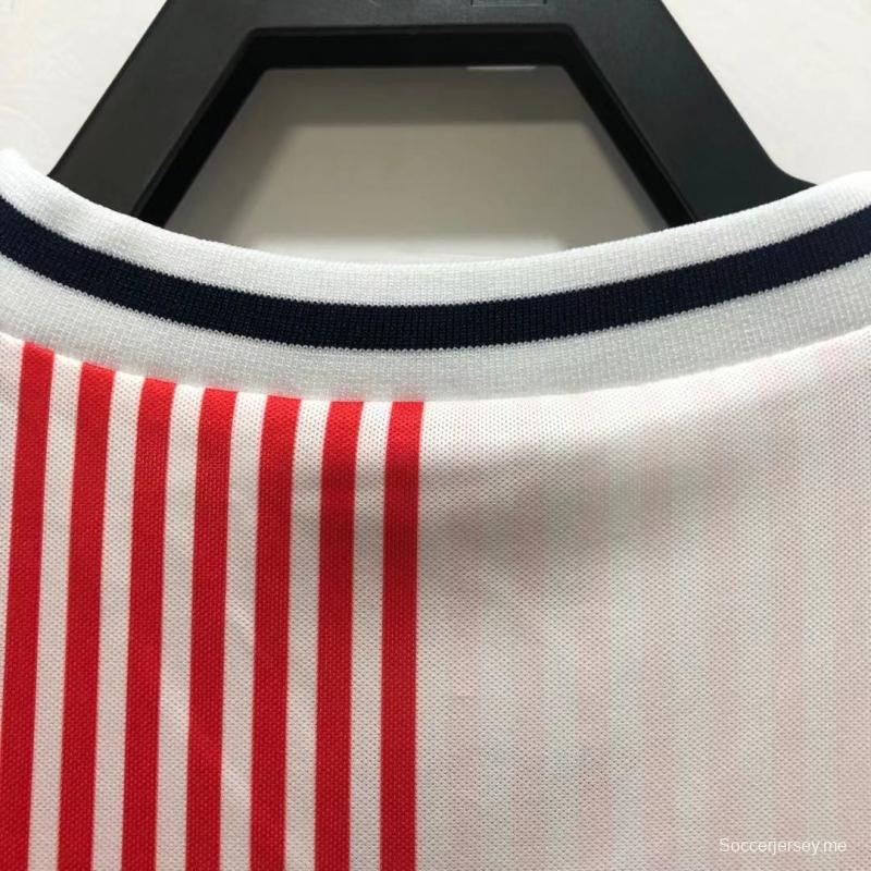 قميص كرة القدم الدنمارك القديم لعام 1986 خارج الدنمارك
