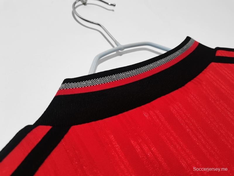 قميص كرة قدم رينجرز 1995/96 ريترو خارج ملعب رينجرز
