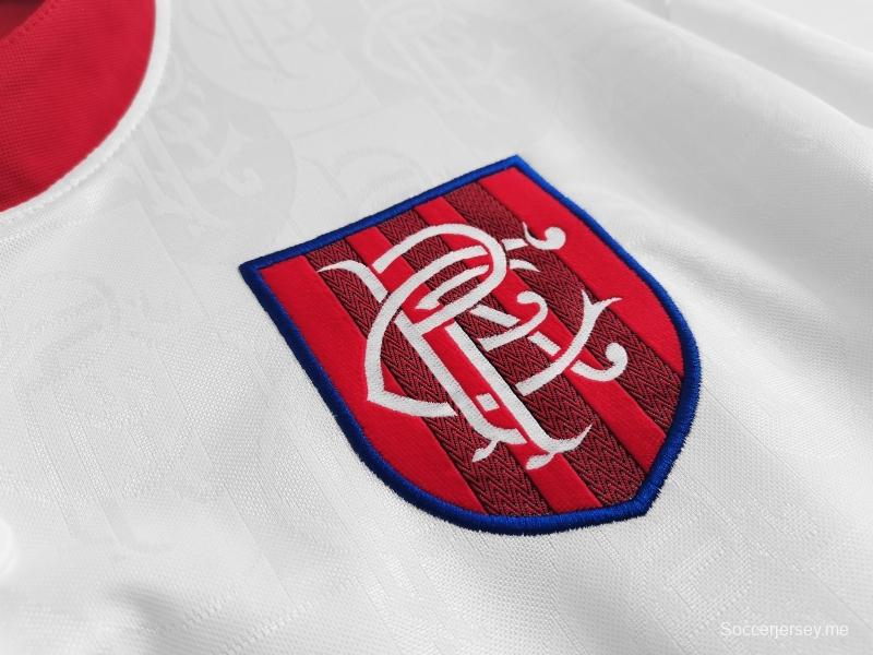 قميص كرة قدم رينجرز 1996/97 ريترو خارج ملعب رينجرز
