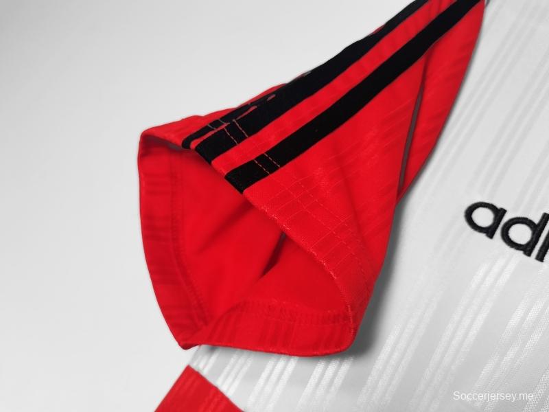 قميص كرة قدم رينجرز 1995/96 ريترو خارج ملعب رينجرز
