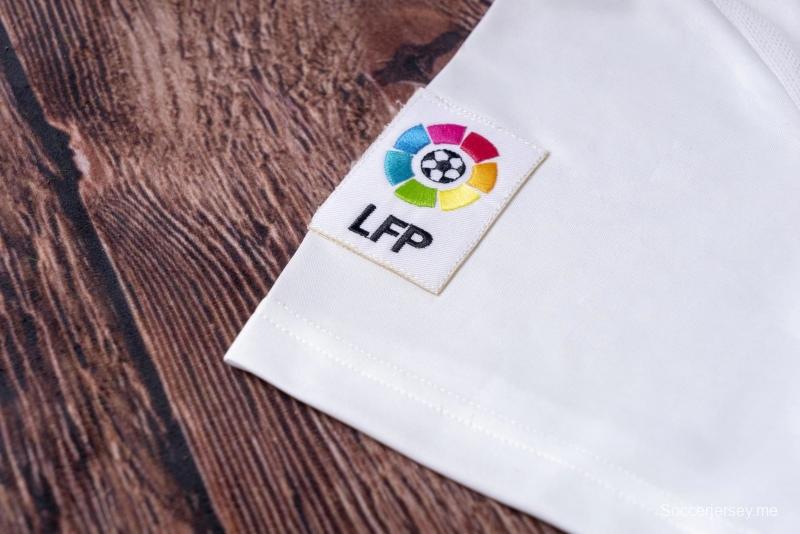 قميص ريترو 01/02 ريال مدريد الأساسي في دوري الأبطال (بدون راعي)
