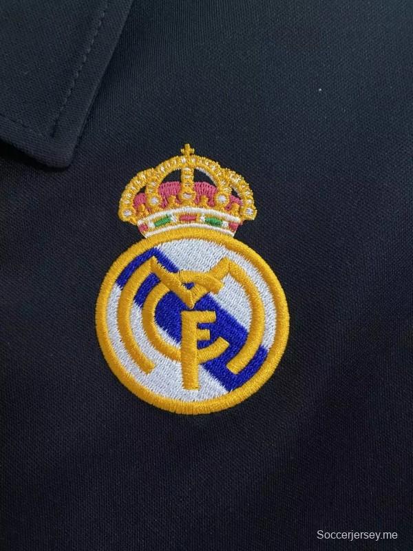 قميص ريترو 02/03 ريال مدريد أسود اللون أسود اللون أسود القرن
