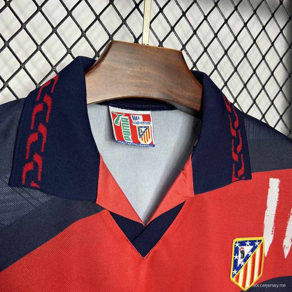 قميص قديم 96/97 لأتلتيكو مدريد خارج ملعبه

