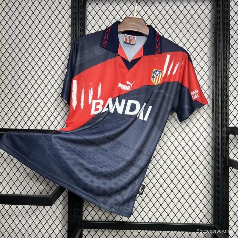 قميص قديم 96/97 لأتلتيكو مدريد خارج ملعبه
