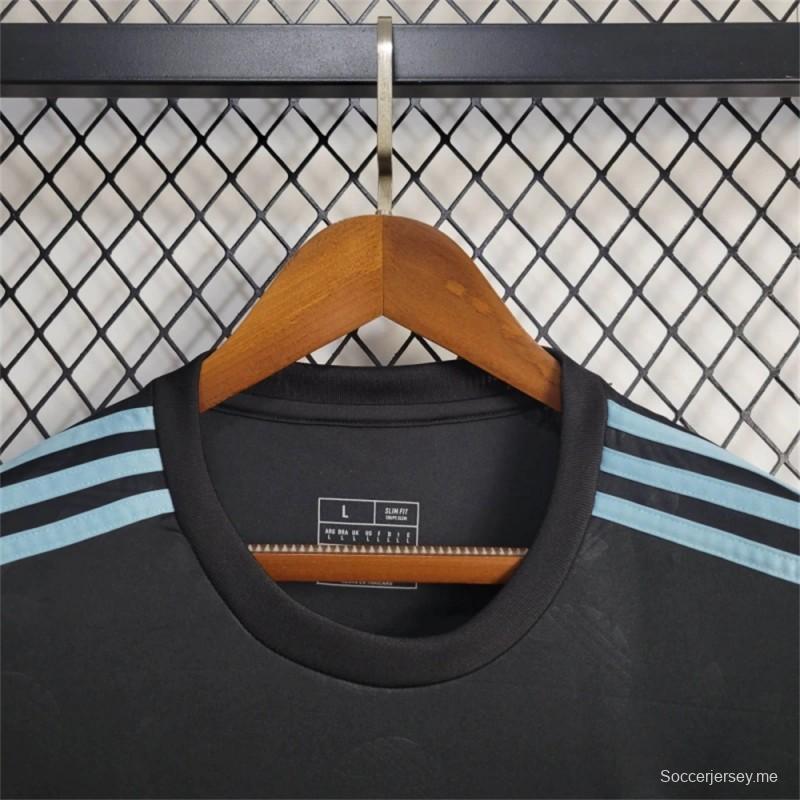 24/25 قميص بايرن ميونيخ 24/25 قميص بايرن ميونيخ الأسود ذو اللون الأسود المميز