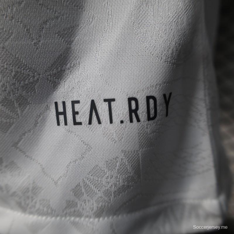 إصدار اللاعب 25/26 قميص بايرن ميونيخ الأبيض مع شعار الذكرى 125 لتأسيسه