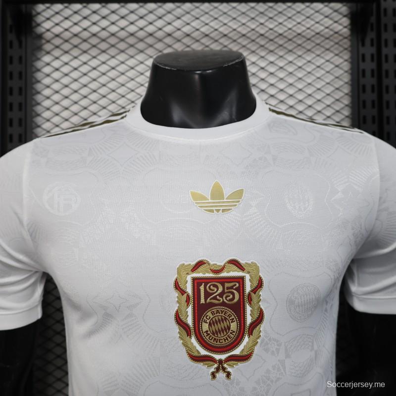 إصدار اللاعب 25/26 قميص بايرن ميونيخ الأبيض مع شعار الذكرى 125 لتأسيسه