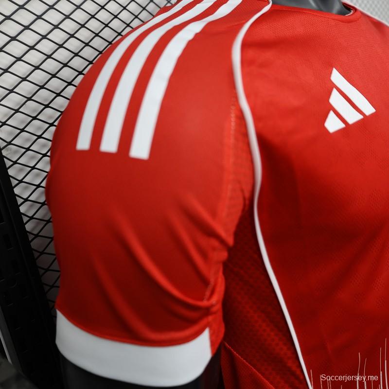 نسخة اللاعب 25/26 قميص فريق بايرن ميونيخ 25/26 على أرضه
