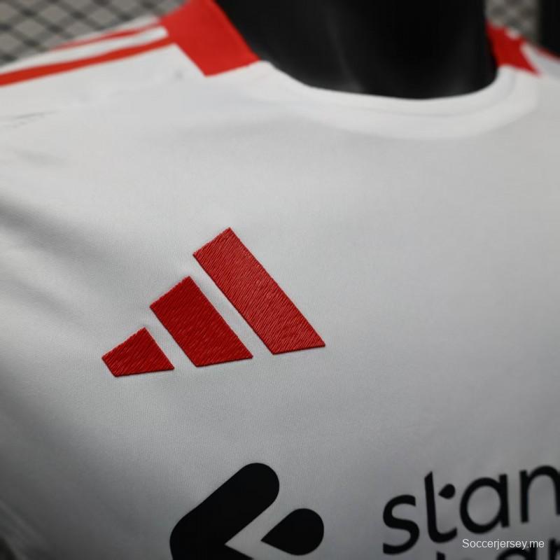 إصدار اللاعب 25/25/26 قميص ليفربول الأبيض خارج الملعب