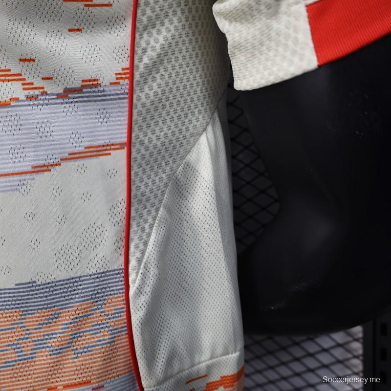 إصدار اللاعب 25/26 قميص بايرن ميونيخ خارج ملعبه