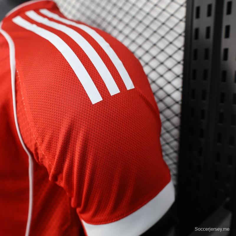 نسخة اللاعب 25/26 قميص فريق بايرن ميونيخ 25/26 على أرضه