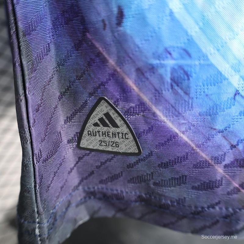 إصدار اللاعب 2025 قميص أزرق ياباني بتصميم أنيمي بتصميم مشهد قتالي