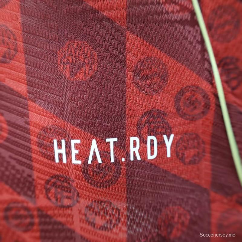 إصدار اللاعب 25/26 قميص أحمر بمناسبة الذكرى 125 لتأسيس بايرن ميونخ