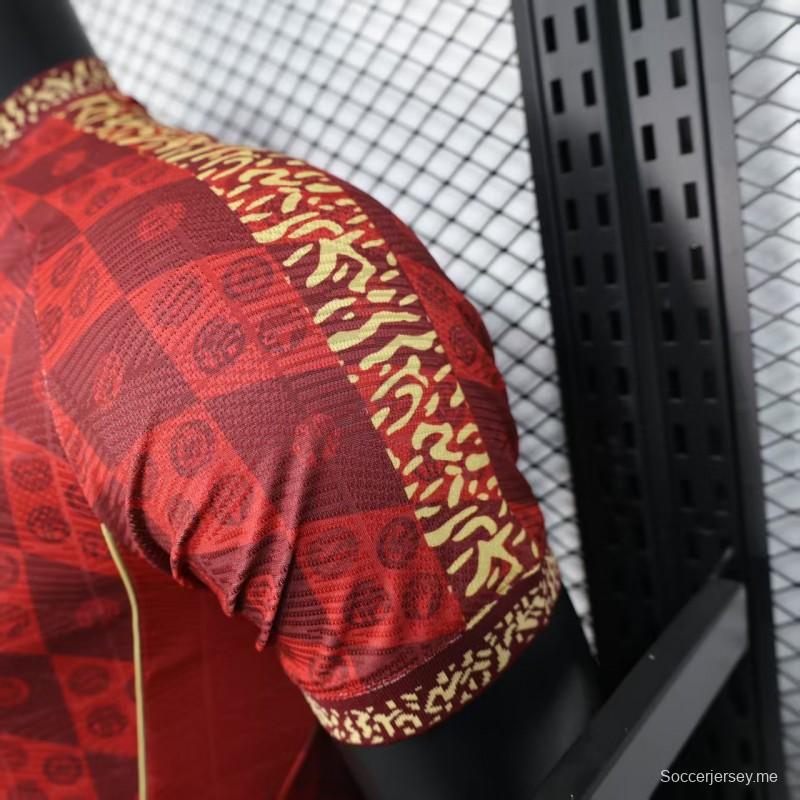 إصدار اللاعب 25/26 قميص أحمر بمناسبة الذكرى 125 لتأسيس بايرن ميونخ