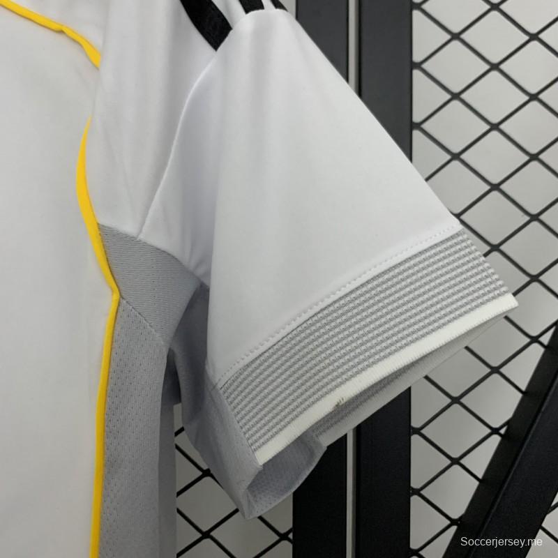 25/26 قميص ريال مدريد للسيدات على أرضه