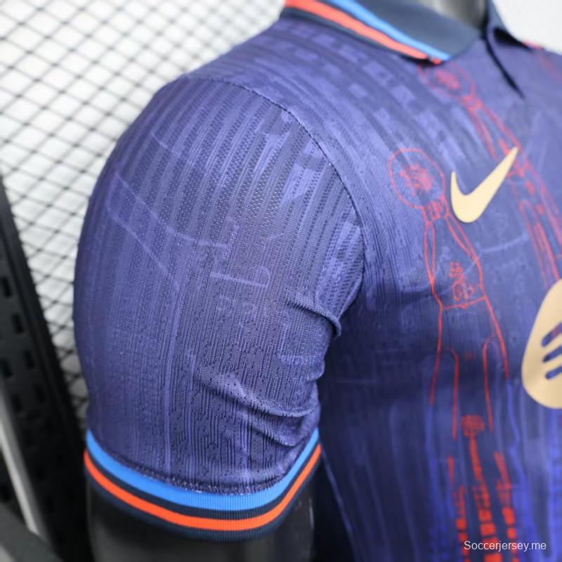 إصدار اللاعب 25/26 قميص نادي برشلونة باللون البنفسجي بنقشة الخطوط الحمراء