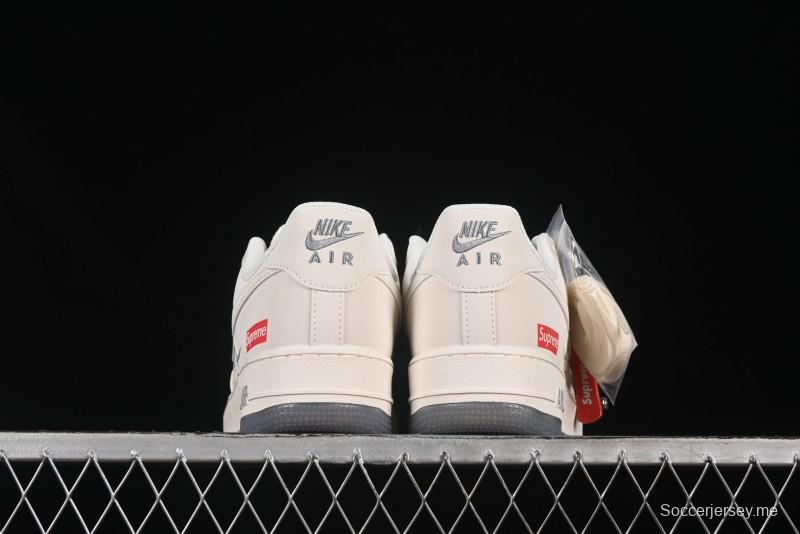 حذاء نايك اير فورس 1 '07 سوبريم سوبريم سوبريم سنيكرز نايك اير فورس 1 '07 سوبريم سوبريم تعاون دوال تون رمادي مطبوع كاجوال - HH7518-077