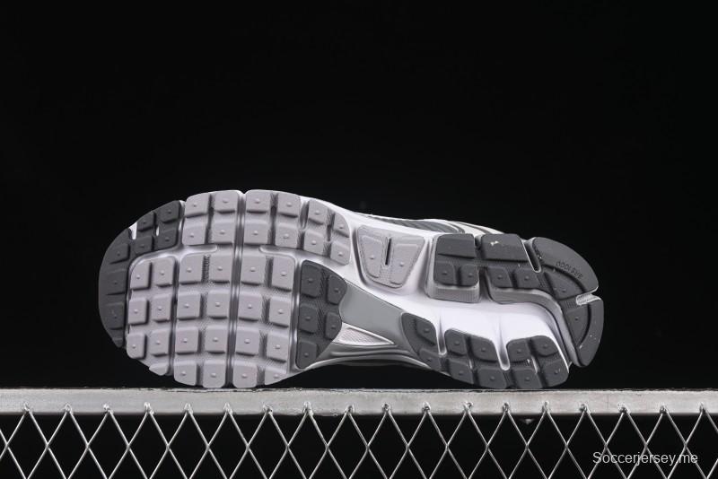 حذاء الجري الكلاسيكي الكاجوال الكلاسيكي من نايك زوم فوميرو 5 SP SP بنعل وسطي من إيفا - FJ4151-003