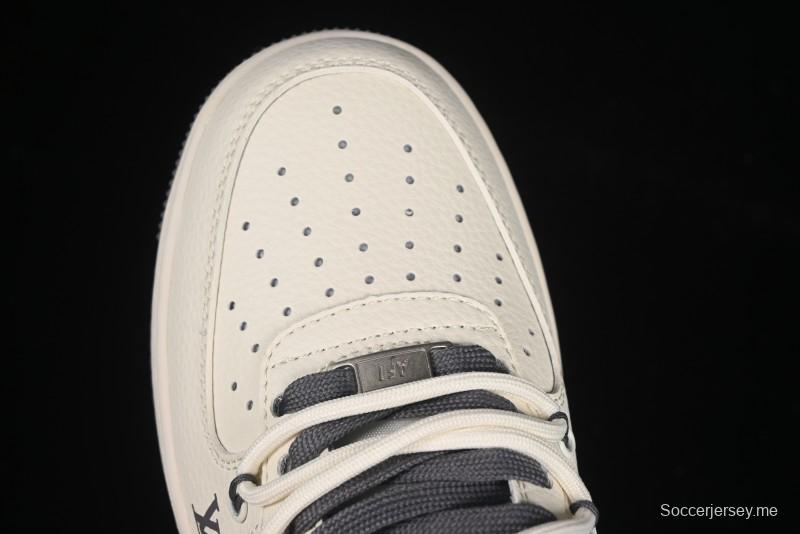 حذاء نايك اير فورس 1 '07 منخفض من نايك اير فورس 1 '07 LV Collaboration Swoosh باللون الرمادي برباط رمادي كاجوال - DM686868-067