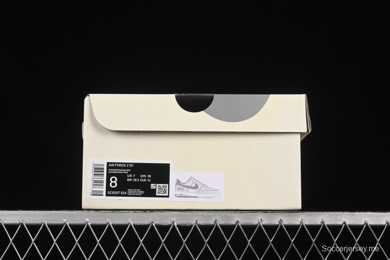 حذاء رياضي نايك اير فورس 1 '07 منخفض كاجوال باللون الرمادي الكريمي مع وسادة هوائية كاملة الطول - SC9207-534