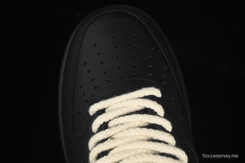 حذاء نايك اير فورس 1 '07 المنخفض الكاجوال من نايك باللونين الأسود والأبيض مع تفاصيل حبل القنب - ZH0316-073