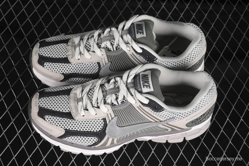 حذاء جري كلاسيكي كاجوال كلاسيكي من نايك زوم فوميرو 5 SP كلاسيكي ريترو بنعل وسطي من إيفا - FD0791-012