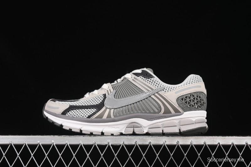 حذاء جري كلاسيكي كاجوال كلاسيكي من نايك زوم فوميرو 5 SP كلاسيكي ريترو بنعل وسطي من إيفا - FD0791-012