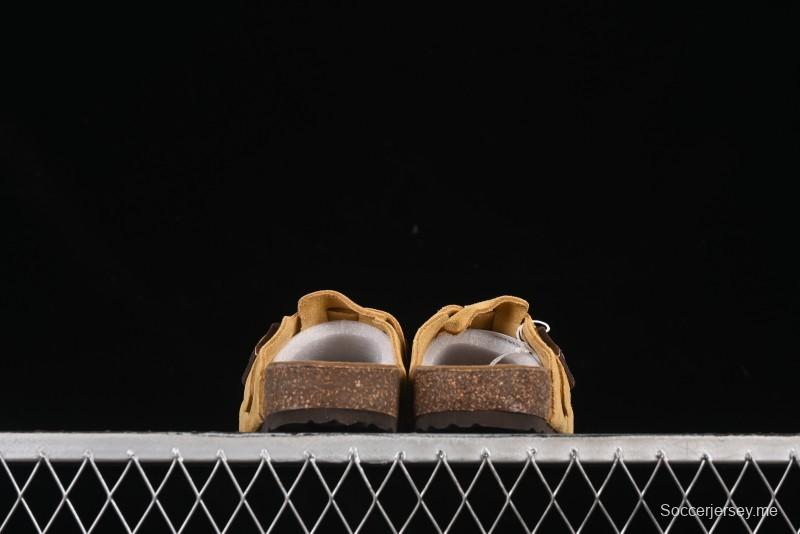 صندل اريزونا ذو وسادة قدم ناعمة من بيركنستوك أريزونا مع جلد الشامواه وبطانة من صوف اللامبسو - G.D4