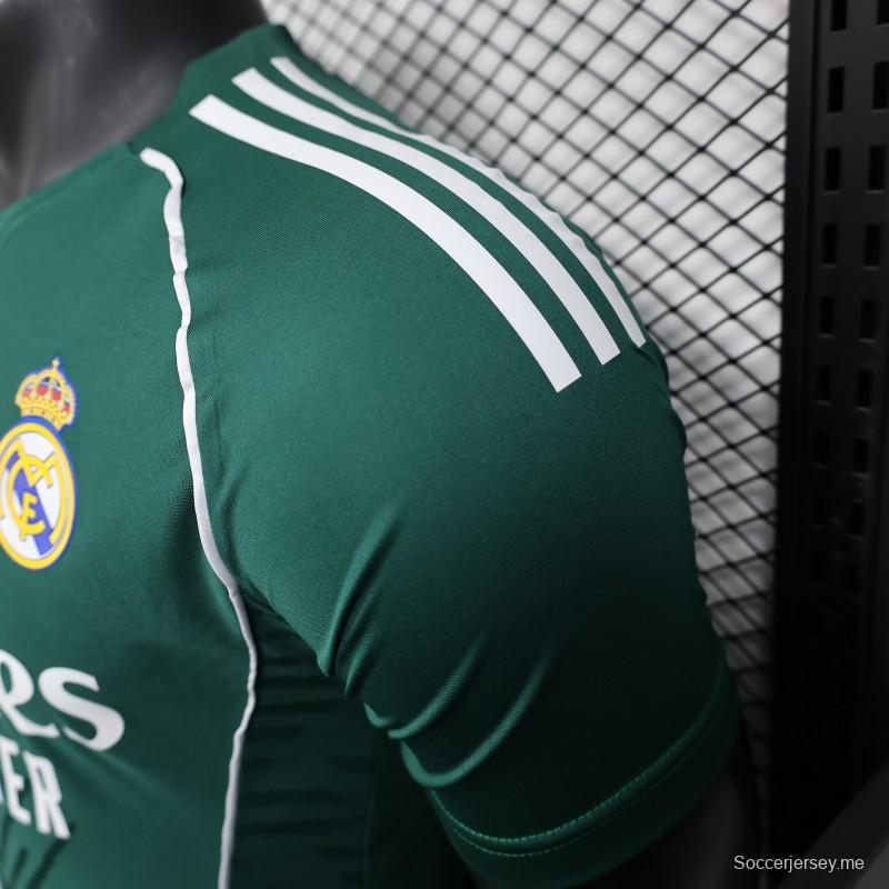 قميص ريال مدريد 25/26 نسخة اللاعب 25/26 أخضر بحواف بيضاء