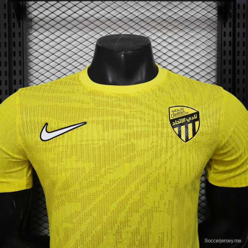 إصدار اللاعب 25/26 قميص الاتحاد جدة الأصفر بنقشة الخطوط العمودية