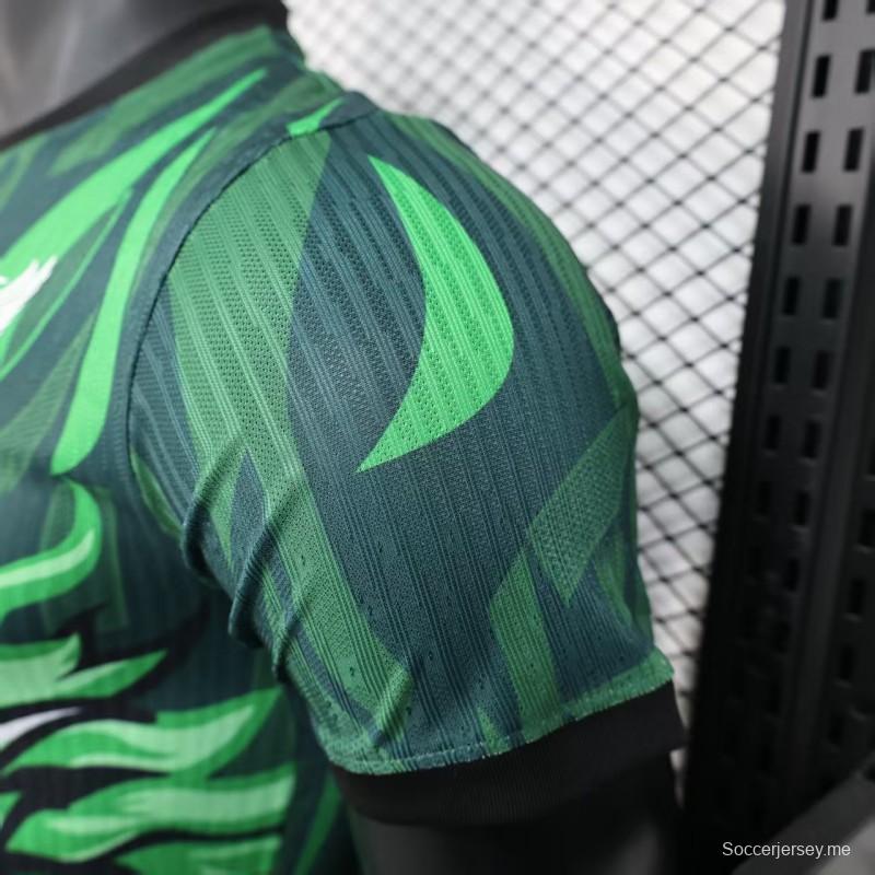 إصدار اللاعب 25/26 قميص ليفربول الأخضر بنقشة التنين