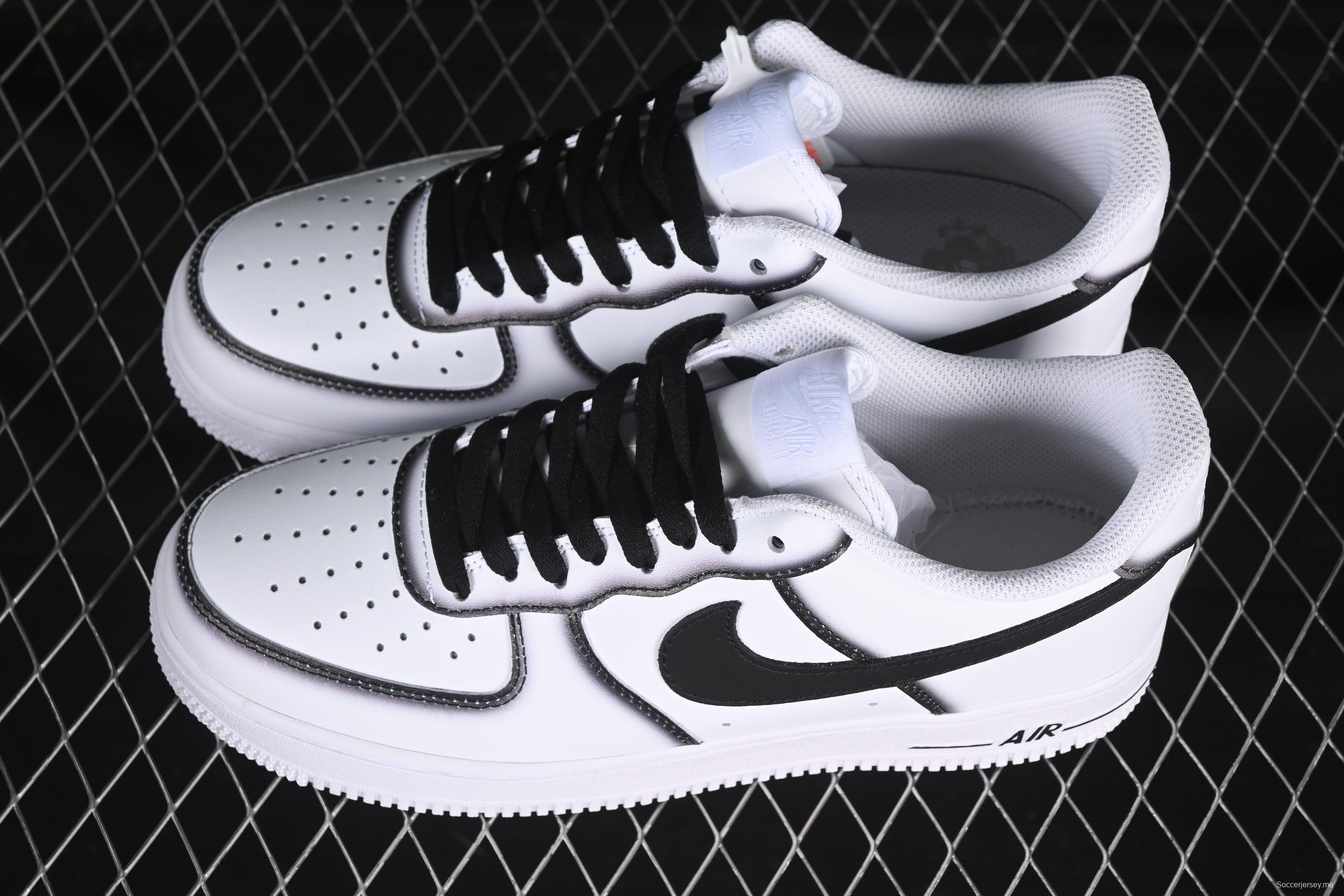 حذاء رياضي كاجوال منخفض من نايك إير فورس 1'07 بإطار أسود وشعار أخضر وتطريز ذهبي - ZH0316-075