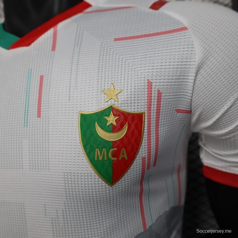إصدار اللاعب 2025 قميص نادي مولودية الجزائر (MCA) الرئيسي الأبيض بتصميم شعار النادي