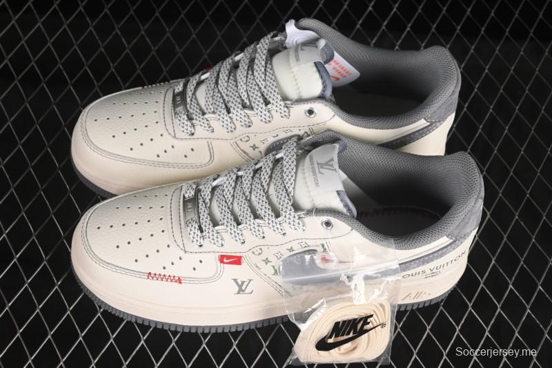 حذاء نايك اير فورس 1 '07 المنخفض من نايك اير فورس 1 '07 LV Collaboration باللون الرمادي الفاتح ذو خطافين صغيرين كاجوال - YX5066-350