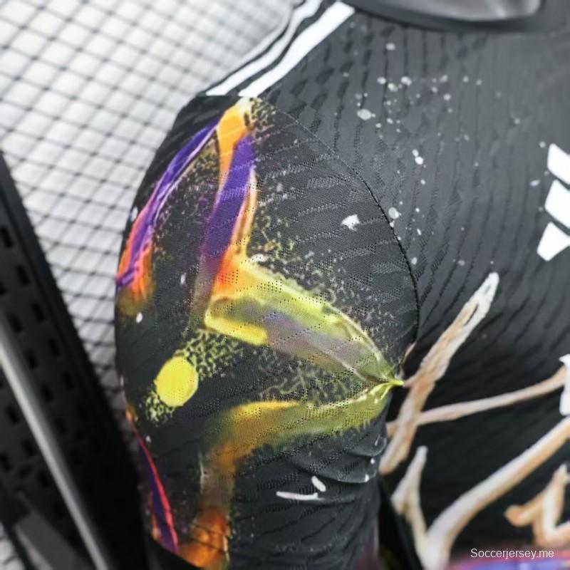 إصدار اللاعب 25/26 ريال مدريد أسود بنقوش فنية تجريدية ملونة قميص ريال مدريد 25/26