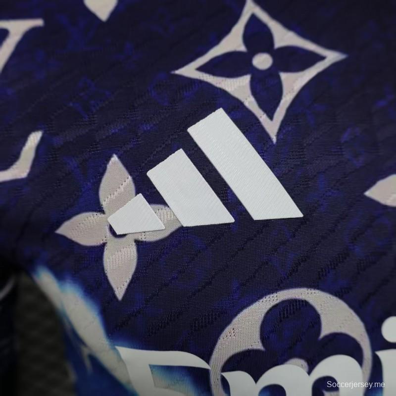 إصدار اللاعب 25/26 قميص ريال مدريد أزرق بنقشة مونوغرام لويس فويتون