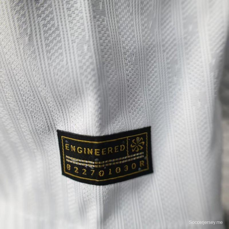 إصدار اللاعبين 25/26 قميص برشلونة أبيض مع فرشاة باللونين الأزرق والأحمر