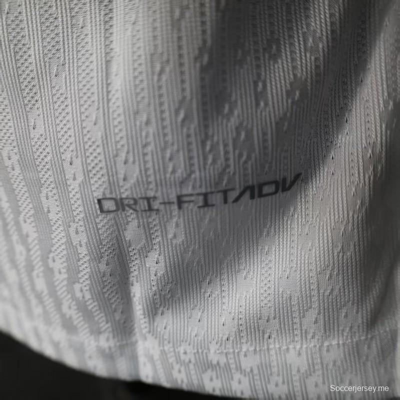 إصدار اللاعبين 25/26 قميص برشلونة أبيض مع فرشاة باللونين الأزرق والأحمر