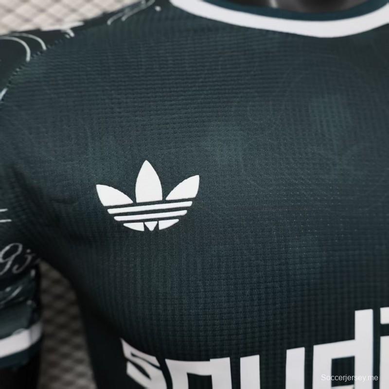 إصدار اللاعب 25/26 قميص الأهلي السعودي باللون الأخضر الداكن مع قميص الأهلي السعودي ذو النقش العربي التقليدي