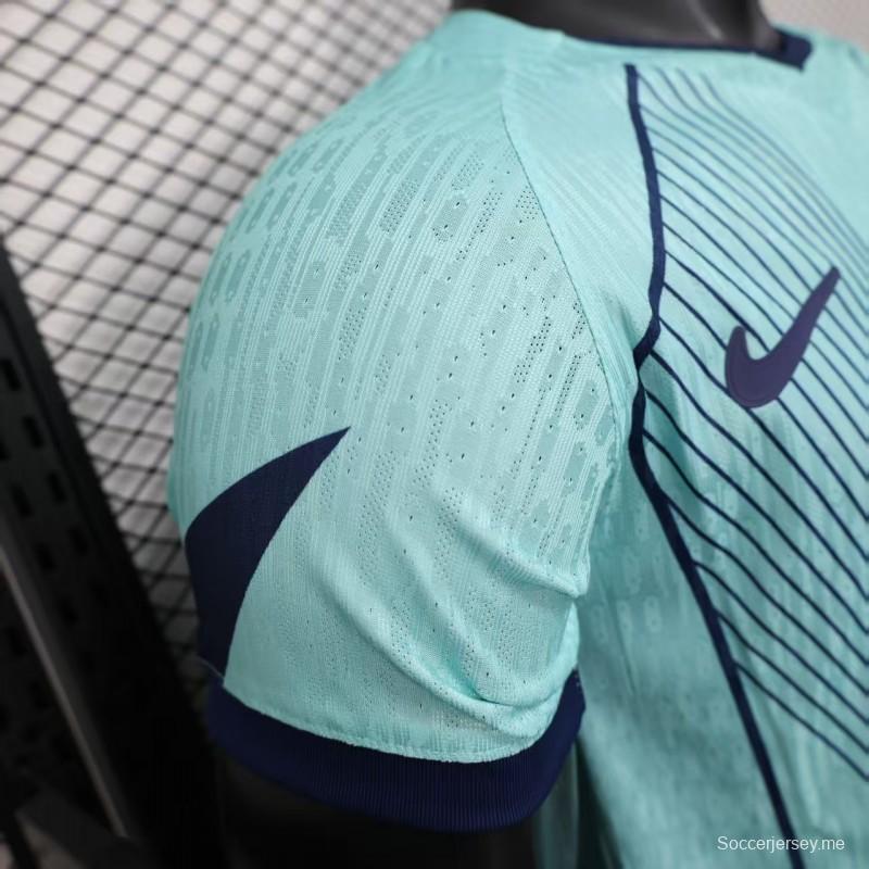 إصدار اللاعب 25/26 قميص نادي برشلونة أزرق فاتح مع قميص بنقشة خطوط عمودية