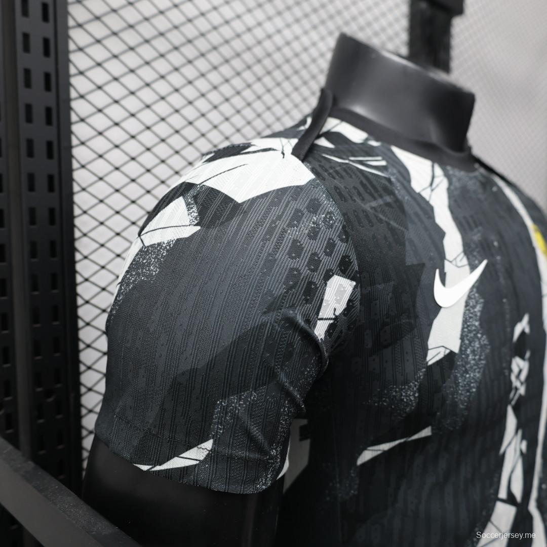 إصدار اللاعب 25/26 FC
قميص الاتحاد أسود مع قميص بنقشة تمويه مجردة