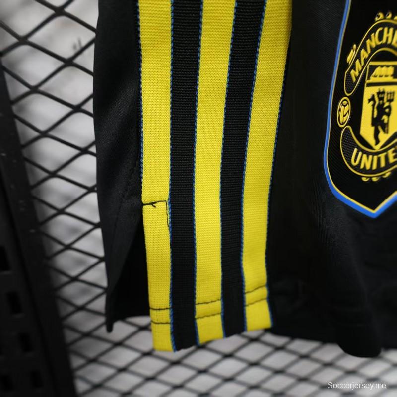 نسخة اللاعب 25/26 شورت مانشستر يونايتد خارج ملعبه