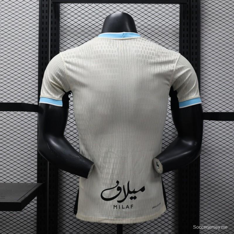 إصدار اللاعب 25/26 قميص الاتحاد الأبيض خارج ملعبه 25/26