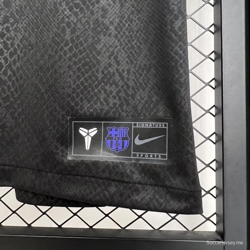 2025/26 قميص برشلونة إكس كوبي براينت قبل المباراة خارج الملعب