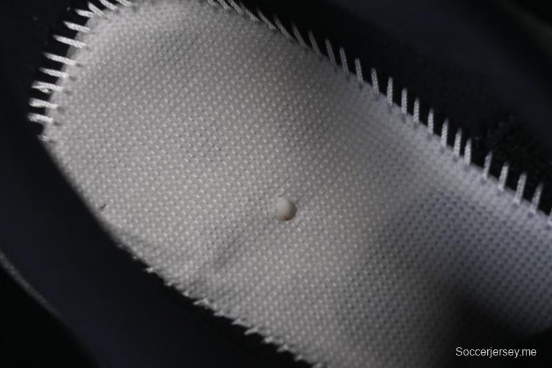 حذاء الجري اديزيرو ايفو اس ال من اديداس بتصميم خفيف الوزن للغاية وقابل للتنفس - JP7148