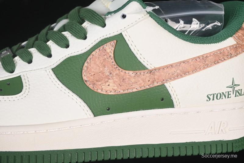 حذاء نايك اير فورس 1 '07 منخفض من نايك ستون آيلاند تعاون ستون آيلاند باللون البيج والأخضر المزين بالزهور - JP8028-010